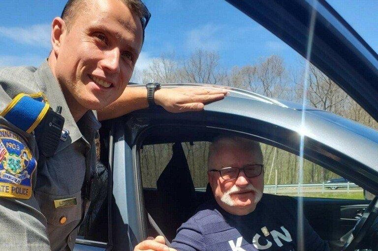 State trooper from Poland helps former Polish president change tire