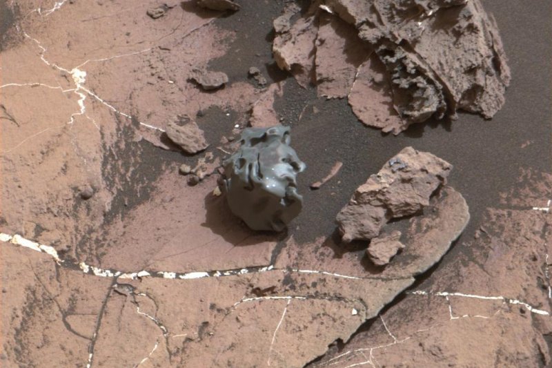 Curiosity spotted an iron-nickel meteorite on its way up Mount Sharp. Photo by NASA/JPL-Caltech/MSSS