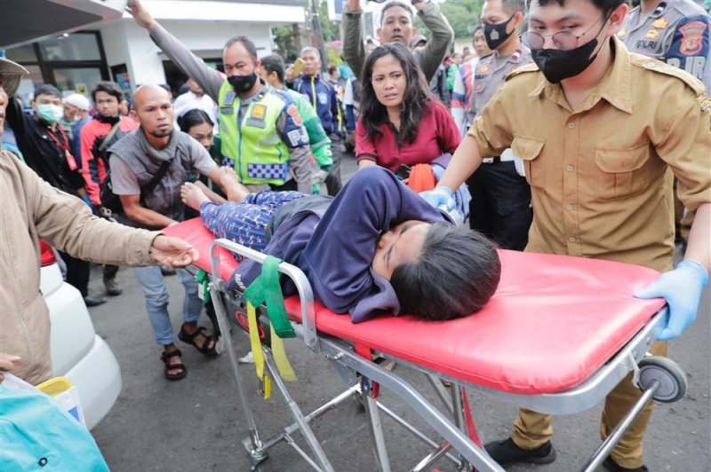 Rescuers carry an injured victim of the earthquake at a hospital in Cianjur, West Java, Indonesia, on Monday. Photo by Adi Weda/EPA-EFE