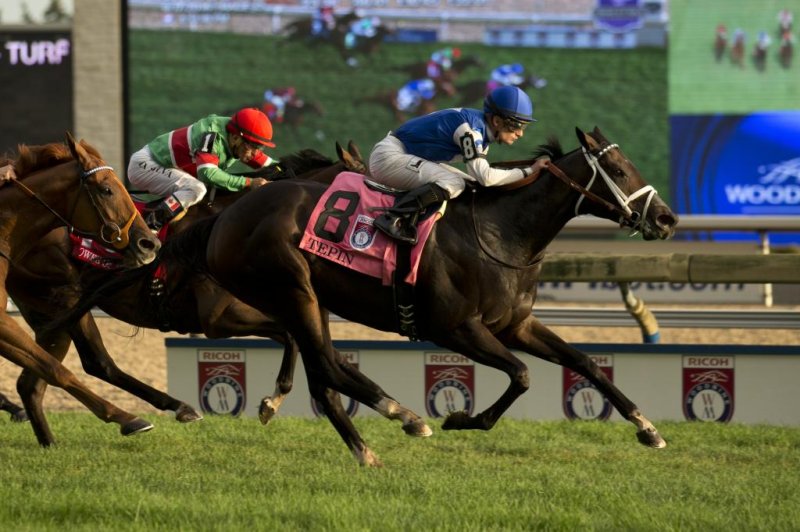 Tepin sweeps to her eighth straight win in Saturday's Ricoh Woodbine Mile. (Woodbine photo)