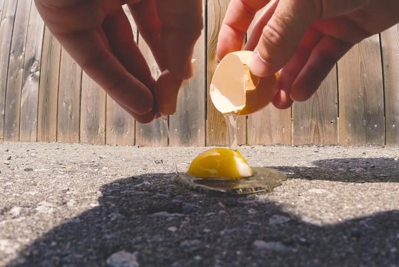 Toronto man gets egg to 'cook' on hot driveway