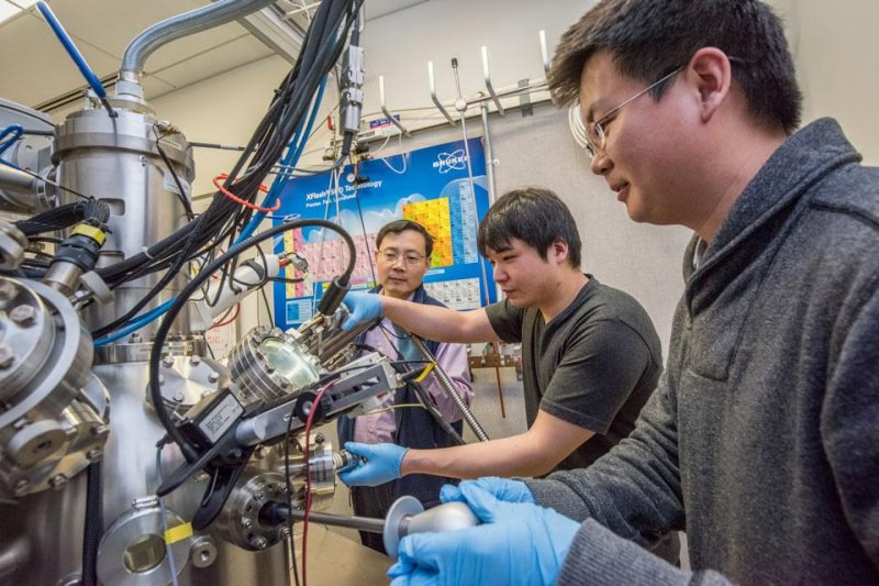 Material scientists at the Department of Energy’s Lawrence Berkeley National Laboratory test the properties of metallic vanadium dioxide. Photo by Marilyn Chung/Berkeley Lab