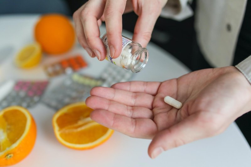 Clinical trials show vitamin C was not beneficial in critically ill COVID-19 patients, but the statin drug simvastatin had a 96% likelihood of improving outcomes. Photo by Polina Tankilevitch/Pexels
