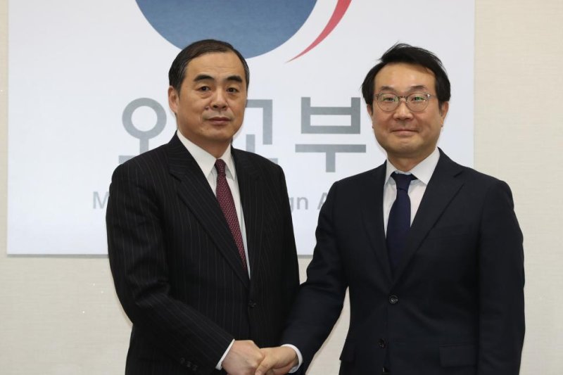 Lee Do-hoon (R), South Korea's lead negotiator on the North Korean nuclear issue, shakes hands with his Chinese counterpart, Kong Xuanyou (L), during their meeting at the foreign ministry building in Seoul on Thursday. Photo by Yonhap