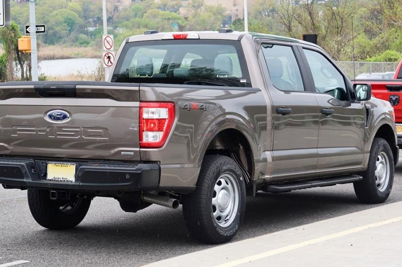 Ford is expanding an existing recall for 2021 Ford F-150 trucks, adding 450,000 vehicles needing wiper motor replacements. Image via Wikimedia Commons.