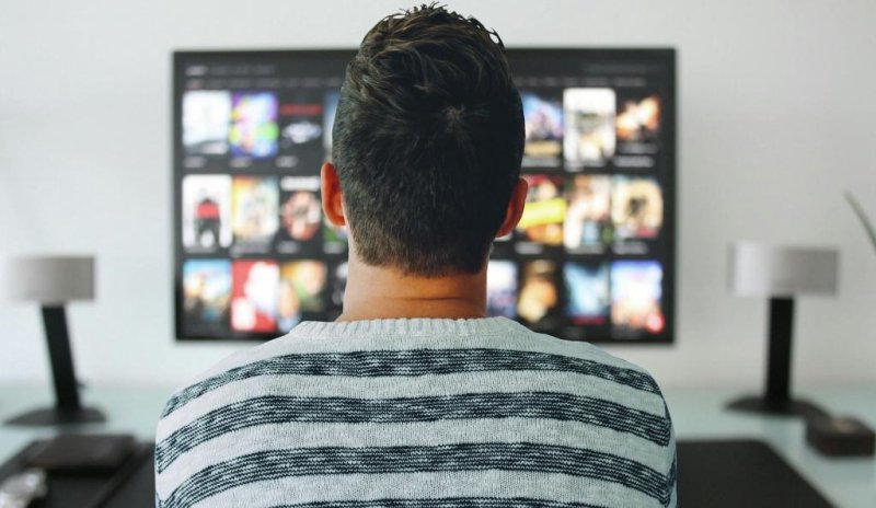 BonusFinder.com announced it is seeking a "professional binge watcher" to make $500 by watching Netflix, eating pizza and writing reviews of both activities. Photo by&nbsp;mohamed_hassan/Pixabay.com