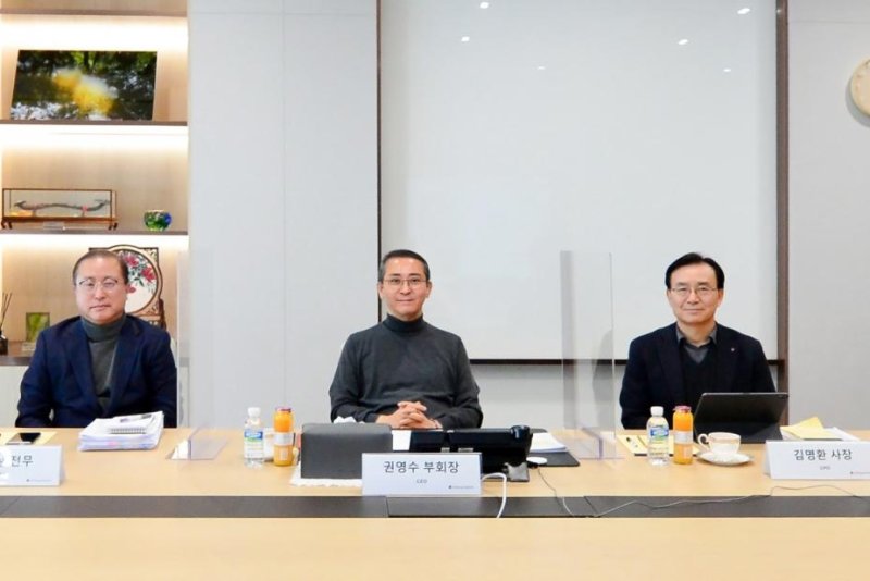 LG Energy Solution CEO Kwon Young-soo (C) poses with other company executives during an online press conference on January 10 ahead of the EV battery maker’s initial public offering on Thursday. Photo courtesy of LG Energy Solution