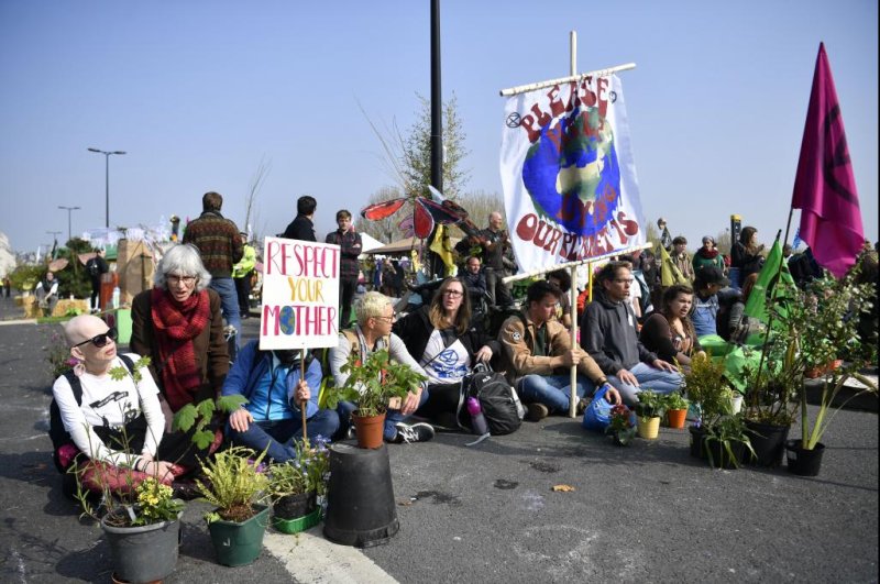 'Extinction Rebellion': Climate change protesters block London transportation