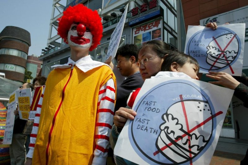 South Koreans protesting McDonald’s in 2005. A South Korean mother has filed a complaint at a local court after her daughter fell ill following the consumption of a hamburger at a McDonald’s in Pyeongtaek, Gyeonggi Province. File Photo by EPA