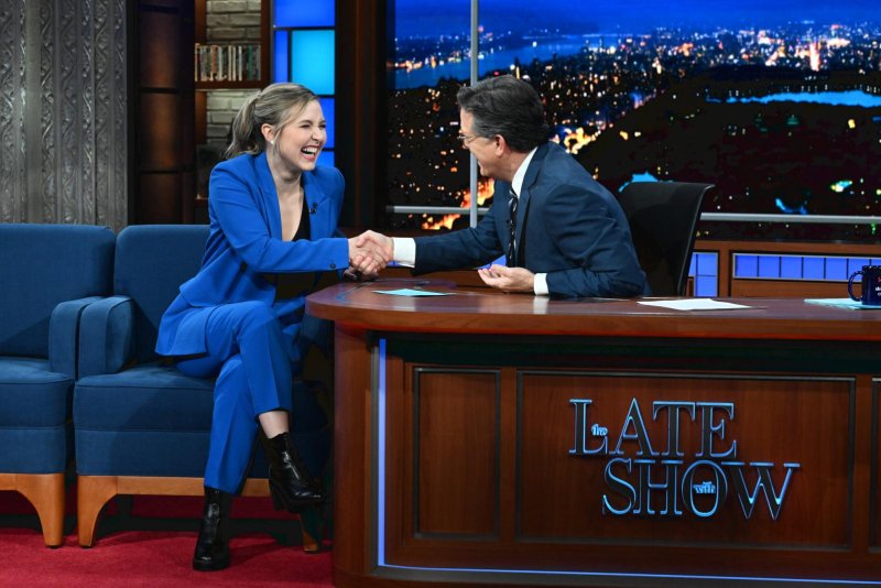 Taylor Tomlinson and Stephen Colbert chat on "Late Show." Photo by Scott Kowalchyk/CBS
