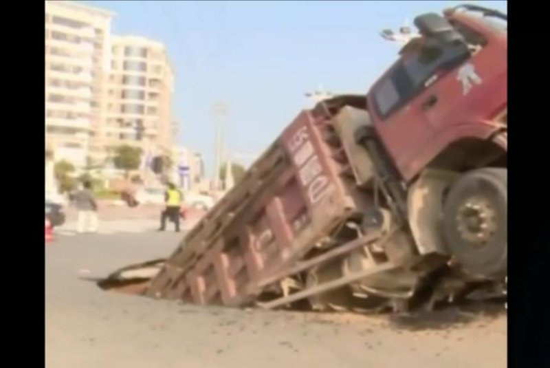 Road collapses beneath overloaded truck in China