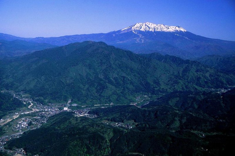 Japanese volcano Mount Ontake is seen in the distance in a photo taken from a nearby mountain. (CC/Alpsdake)