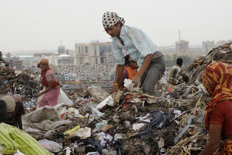 In Delhi, middle-class residents and informal recyclers joined together to oppose the privatization of waste management. Photo by EPA