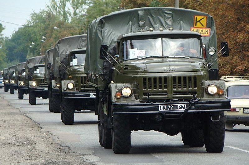 A convoy of Ukrainian army trucks (CC/ wikimedia.org/ Serginkod)