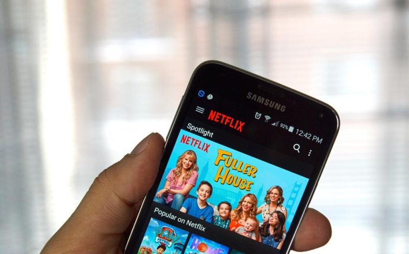 FCC commissioner: Netflix capping mobile streaming video data 'deeply disturbing'