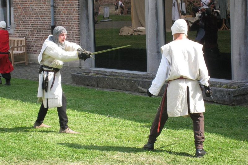 Two men re-enact a medieval sword fight. A man who performs similar re-enactments armed himself with a spear and chased after a burglar armed with a sword in Wichita, Kan. Photo by Wasily/Wikimedia Commons