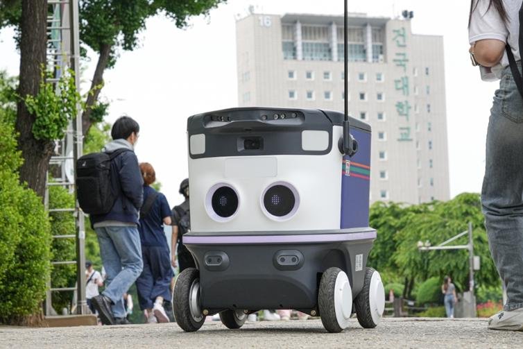 A South Korean delivery robot, named Neubi, is on the road for a test run in eastern Seoul. The pilot run will continue through October. Photo courtesy of 7-Eleven