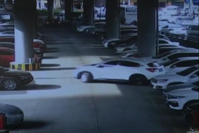Man steals car tire, replaces it with his own