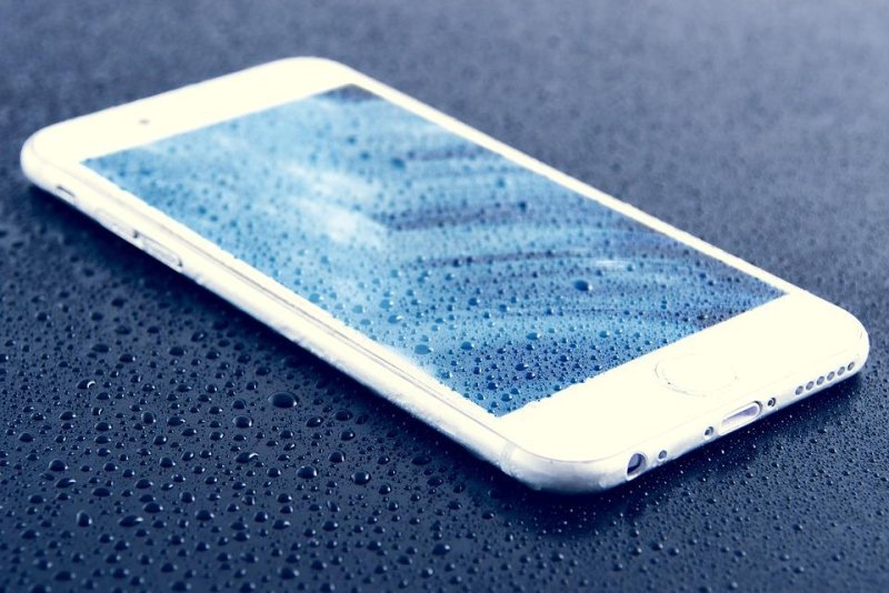 Erin Skaggs' iPhone, lost during a Memorial Day trip to Mississippi's Horn Island, was returned to her after Cody Lowe found it underwater six days later and discovered it still worked. Photo by DariuszSankowski/Pixabay.com