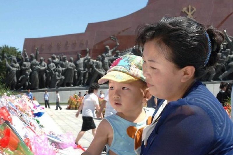 A North Korean woman and child visit the Mansudae Grand Monument on July 8, the 21st anniversary of North Korea founder Kim Il Sung's death. Photo by Yonhap