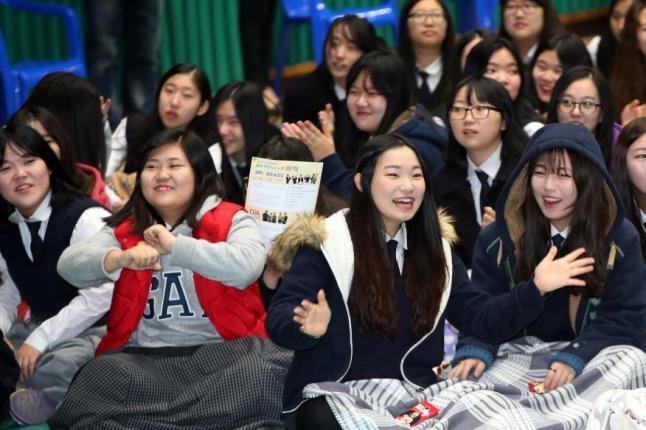 South Korean female students outperform boys in college entrance exams