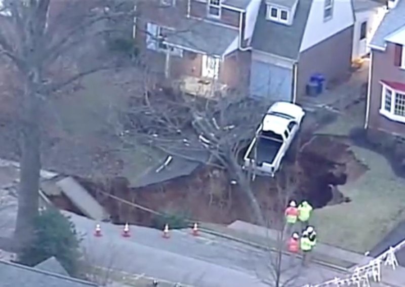 Massive sinkhole opens between two homes in Pennsylvania