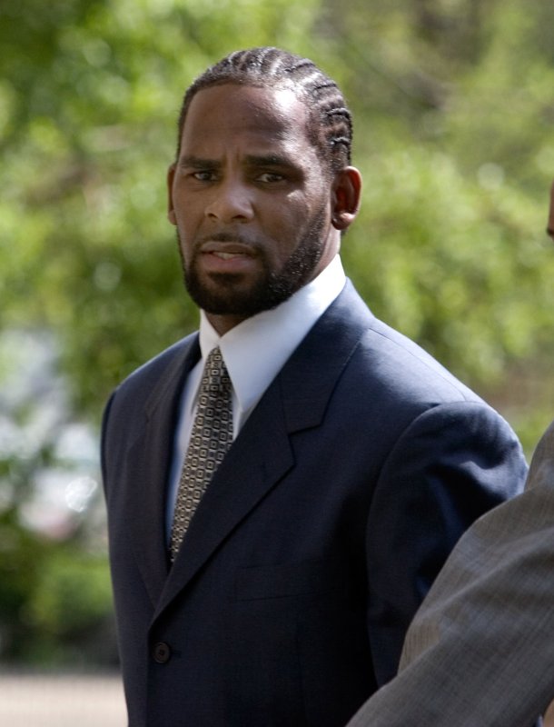 R&B artist R. Kelly arrives at Cook County criminal court for the first day of jury selection in his child pornography trial in Chicago on May 9, 2008. Kelly is charged with allegedly having videotaped sex with a girl believed to be as young as 13 years old. (UPI Photo/Brian Kersey) | <a href="/News_Photos/lp/02b0069241ad25fec6d9293c2e185c03/" target="_blank">License Photo</a>