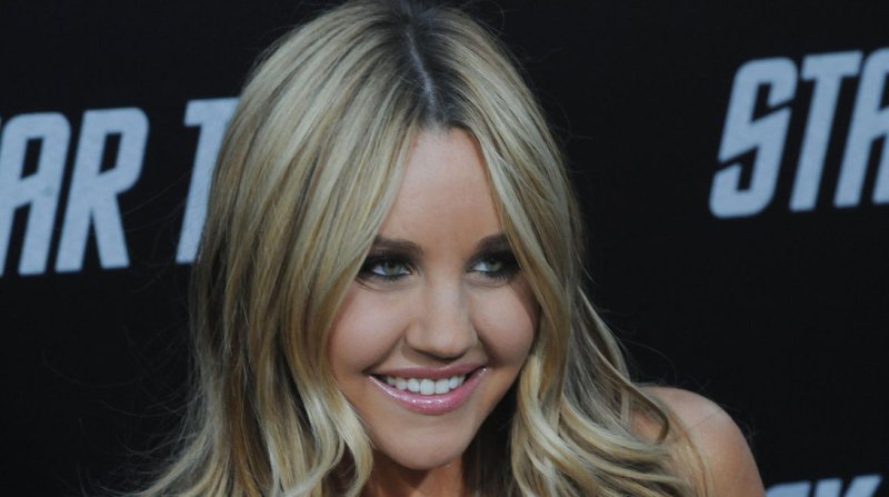 Amanda Bynes tweets she wants Drake to do bad things to her, calls him ugly