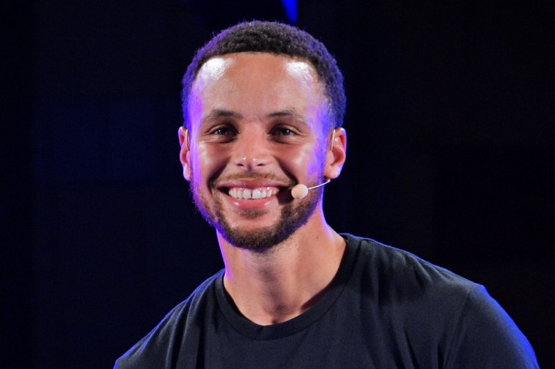 Warriors' Stephen Curry casually makes underhanded half-court shot