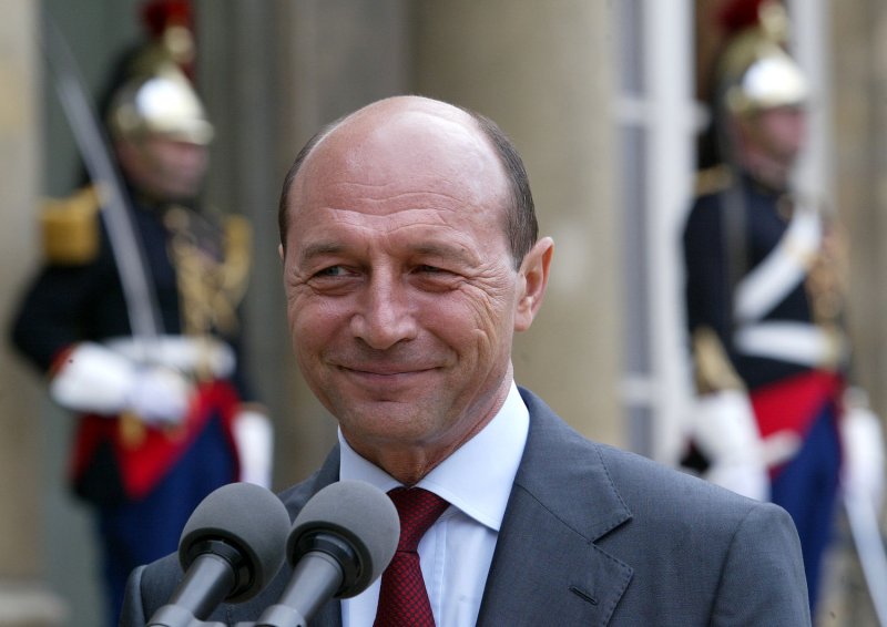 Visiting Romanian President Traian Basescu speaks to the press after his meeting with French President Jacques Chirac at the Elysee Palace in Paris, May 30, 2006. Talks betweenthe two leaders focussed on Romania's entry into the European Union, which it hopes to join next year. (UPI Photo/Eco Clement) | <a href="/News_Photos/lp/33f2a00159d5dc2ee38e76d11f854c14/" target="_blank">License Photo</a>