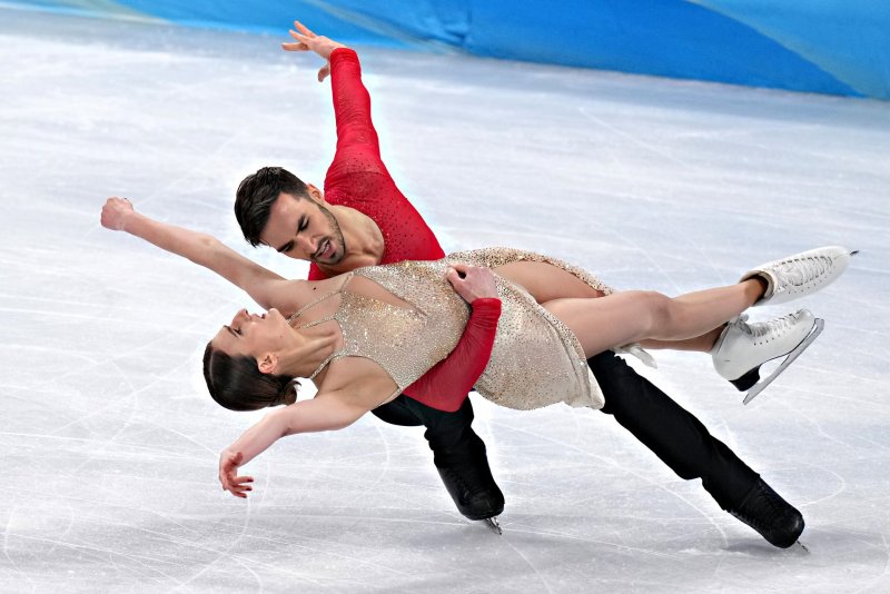 French figure skaters set ice dance world record, U.S. claims Olympic bronze