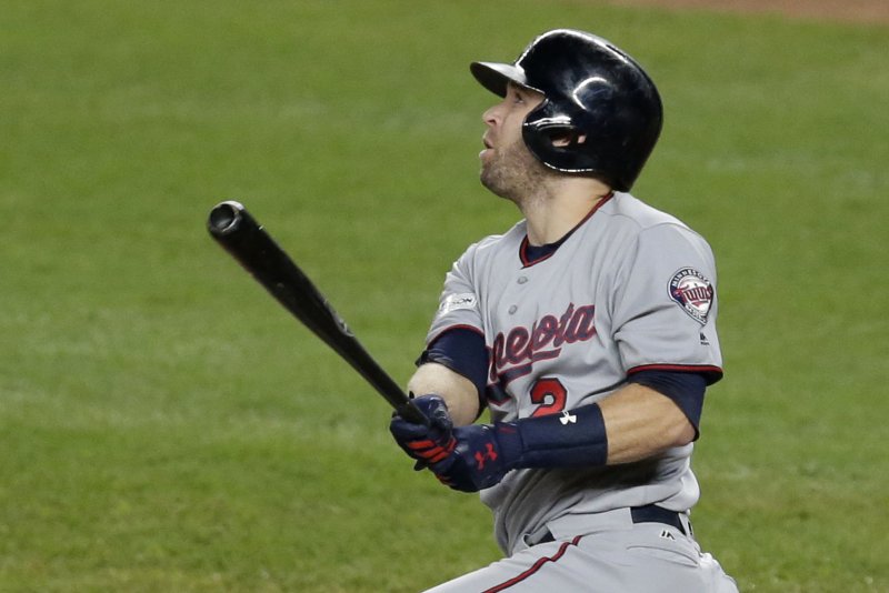 Twins' Dozier misses home run by inches, gets stuck in wall