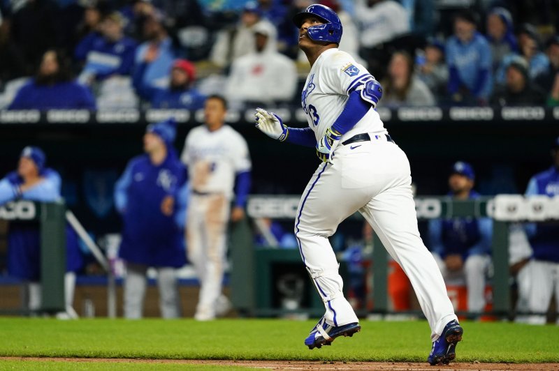 Royals' Salvador Perez battles vision issues, homers twice in win vs. Twins