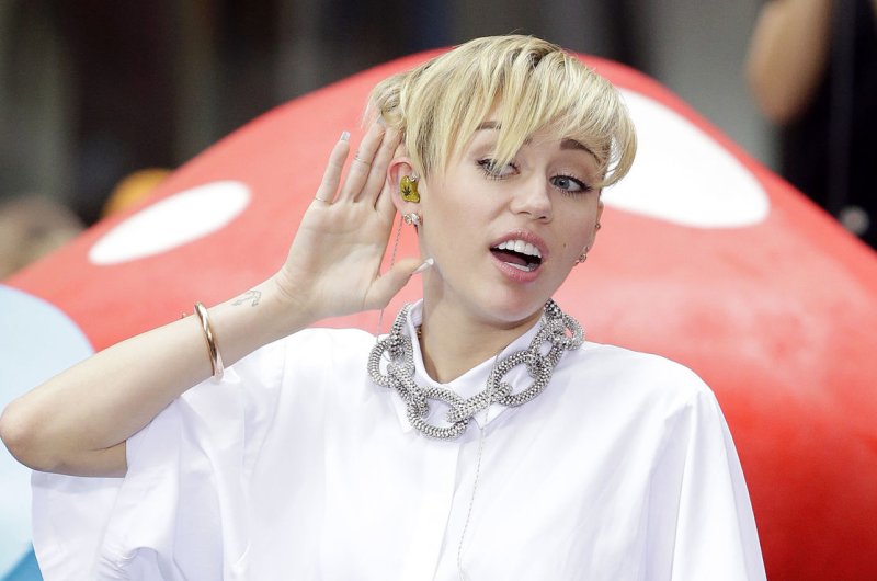 Miley Cyrus debuts Lil' Kim Halloween costume
