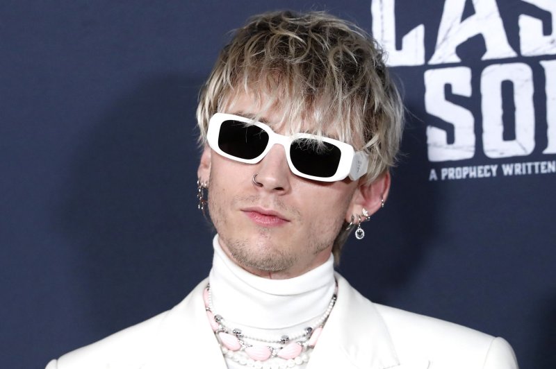 Machine Gun Kelly, Willow perform 'Emo Girl' on 'Late Late Show'