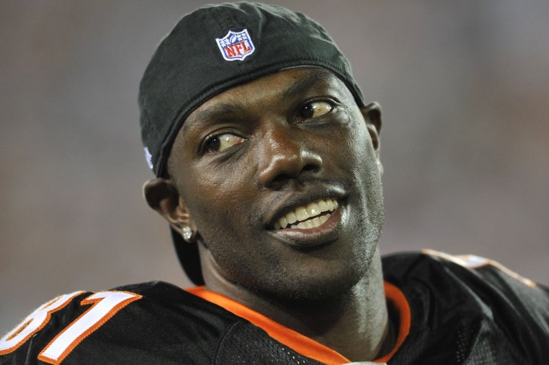 Terrell Owens gifts shoes to fellow HOFers