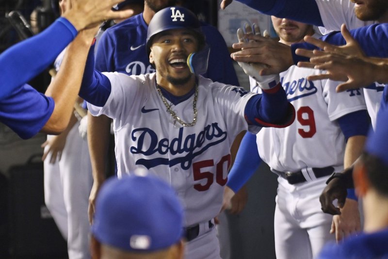 Mookie Betts homer, diving catch lead Dodgers over Giants