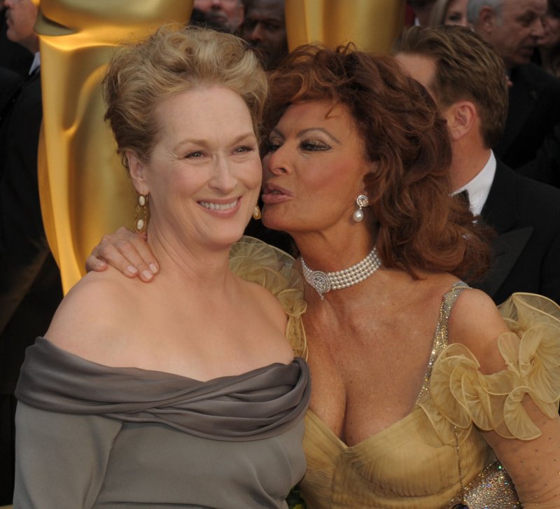 Actresses Meryl Streep (L) and Sophia Loren arrive at the 81st Academy Awards in Hollywood on February 22, 2009. UPI/Roger L. Wollenberg