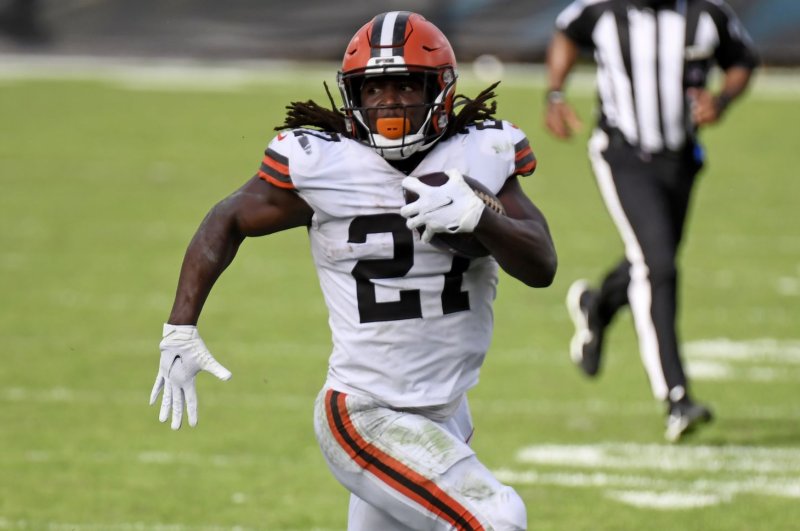 Browns RB Kareem Hunt to miss at least month with calf injury