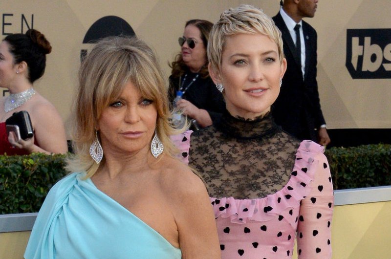 Kate Hudson gets 'mama love' from Goldie Hawn in Greece