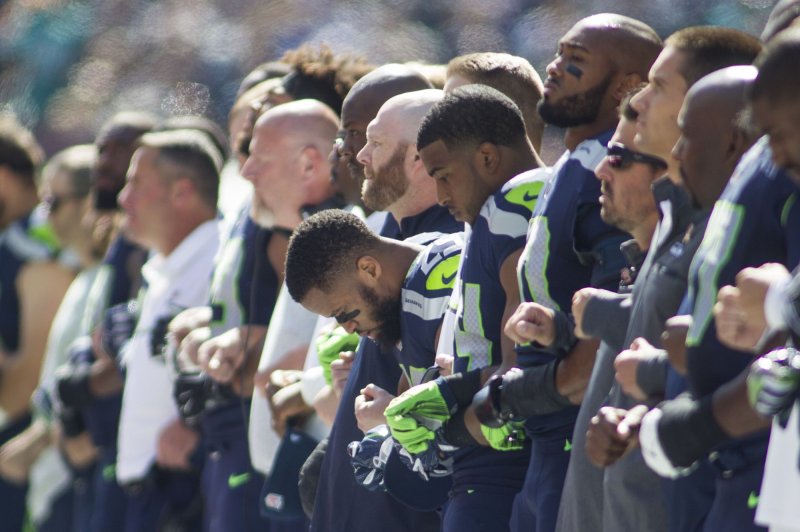Kansas City Chiefs, Seattle Seahawks lock arms during national anthem