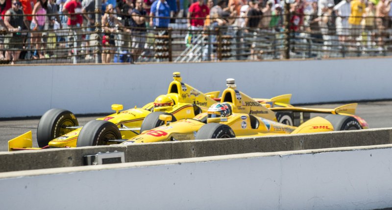 Ryan Hunter-Reay (R) battles for the lead with Helio Castroneves moments before winning the Indianapolis 500 May 25, 2014. UPI /Darrell Hoemann