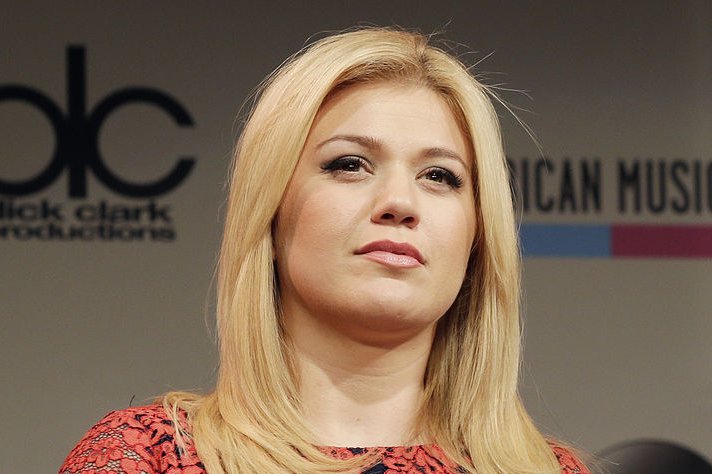 Kelly Clarkson responds to fat shamer: 'I'm awesome!'