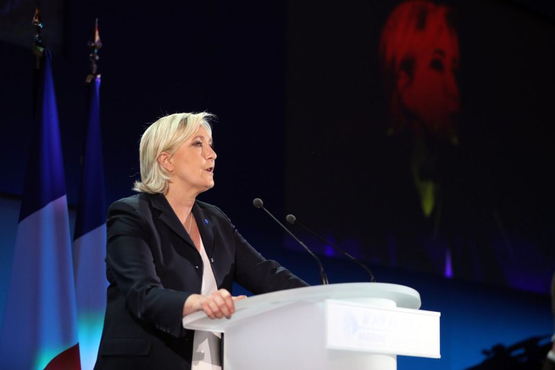 Le Pen leaves far-right party post to run for 'all the French'