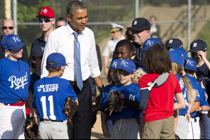 Obama surprises Little Leaguers in D.C. [PHOTOS]
