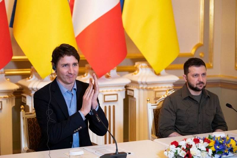 Ottawa charters 3 flights to bring Ukrainian refugees to Canada