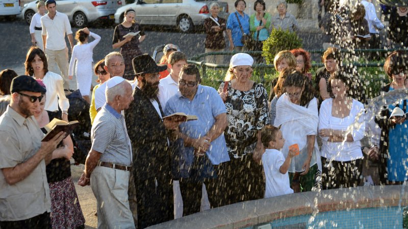 Jews read prayers and perform the 'Tashlich' ceremony, by a fountain in central Jerusalem, Israel, at sundown on the first day of the Jewish New Year, or Rosh HaShanah, September 5, 2013. The ritual requires Jews to go to a flowing body of water and symbolically cast off their sins from the previous year. UPI/Debbie Hill