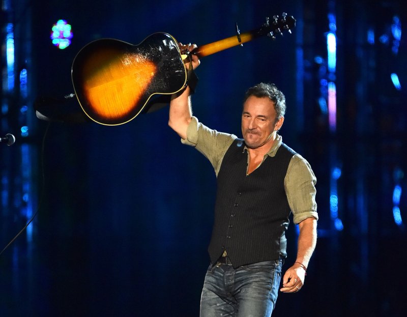Bruce Springsteen plays surprise set in Jersey Shore bar