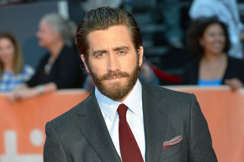 Jake Gyllenhaal FaceTimes Ryan Reynolds on 'Late Night'