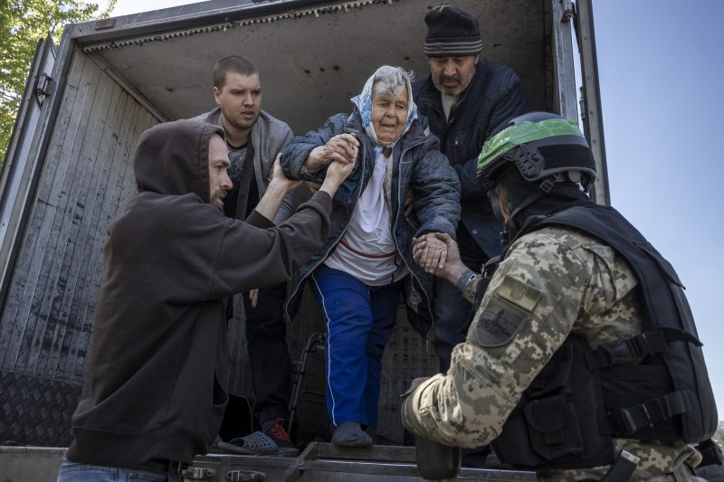 Ukrainians evacuate Ruska Lozova as Mariupol seeks route